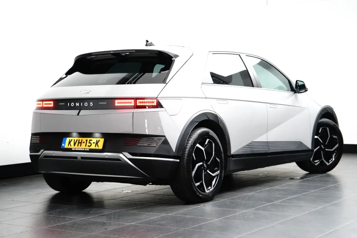 Connect 77,4 kWh | SOH 100% / Elektrische achterklep / Rondomzicht camera / Warmtepomp / Climate control / Stuur- Stoel & Achterbank verwarming / Adaptief cruise control / | Achteruitrijcame
