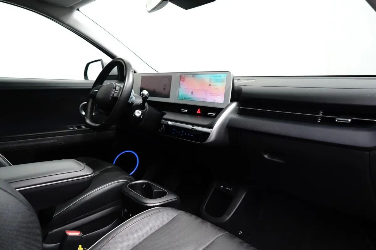 Connect 77,4 kWh | SOH 100% / Elektrische achterklep / Rondomzicht camera / Warmtepomp / Climate control / Stuur- Stoel & Achterbank verwarming / Adaptief cruise control / | Achteruitrijcame