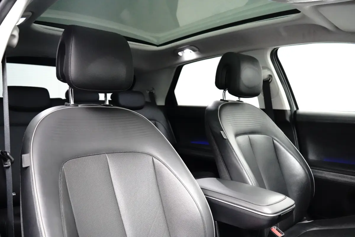 Connect 77,4 kWh | SOH 100% / Elektrische achterklep / Rondomzicht camera / Warmtepomp / Climate control / Stuur- Stoel & Achterbank verwarming / Adaptief cruise control / | Achteruitrijcame