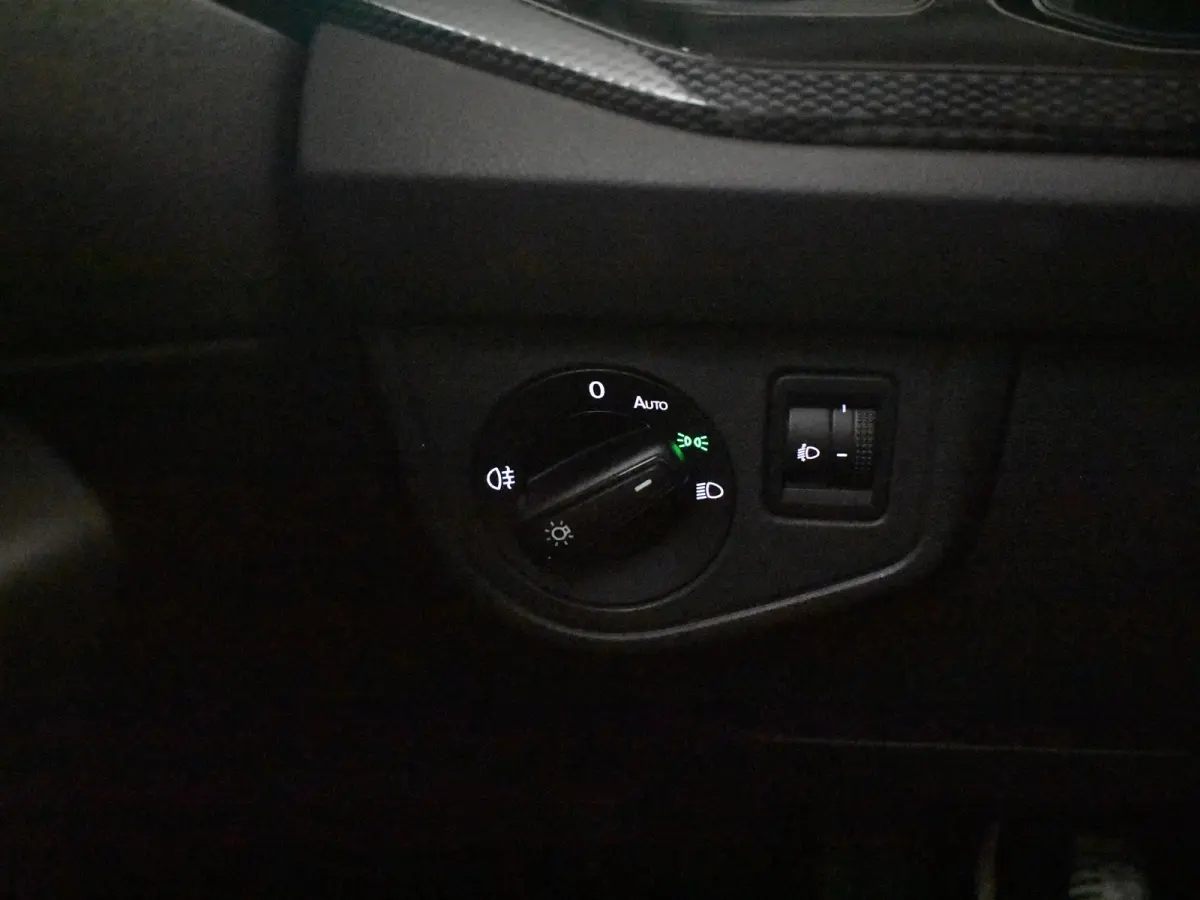 1.0 TSI 95PK Life Edition l App Connect l Parkeersensoren l Digital Dash l Adaptive Cr Control l Camera l DAB l Leder Multifunct. Stuur l