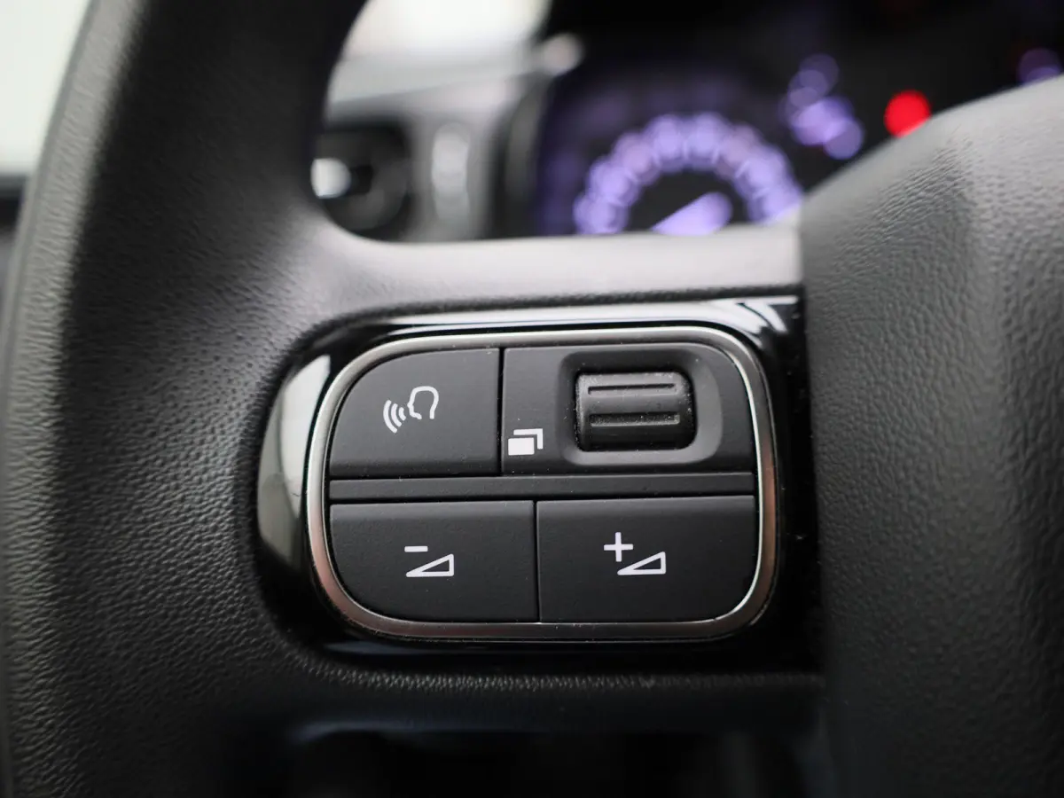 1.2 PureTech Feel | APPLE CARPLAY | ANDROID AUTO | DAB RADIO | BLUETOOTH | CLIMATE CONTROL | CRUISE CONTROL | NAVIGATIE | LED DAGRIJVERLICHTING | GETINTE RUITEN | AIRCO