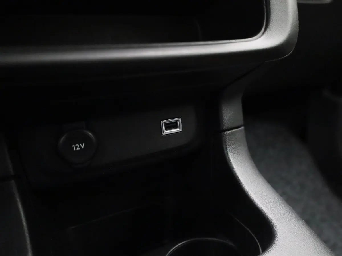 1.2 PureTech Feel | APPLE CARPLAY | ANDROID AUTO | DAB RADIO | BLUETOOTH | CLIMATE CONTROL | CRUISE CONTROL | NAVIGATIE | LED DAGRIJVERLICHTING | GETINTE RUITEN | AIRCO