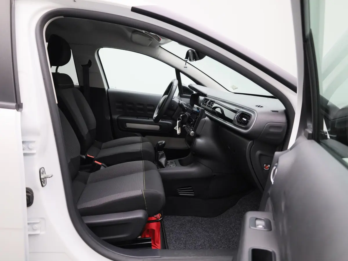 1.2 PureTech Feel | APPLE CARPLAY | ANDROID AUTO | DAB RADIO | BLUETOOTH | CLIMATE CONTROL | CRUISE CONTROL | NAVIGATIE | LED DAGRIJVERLICHTING | GETINTE RUITEN | AIRCO