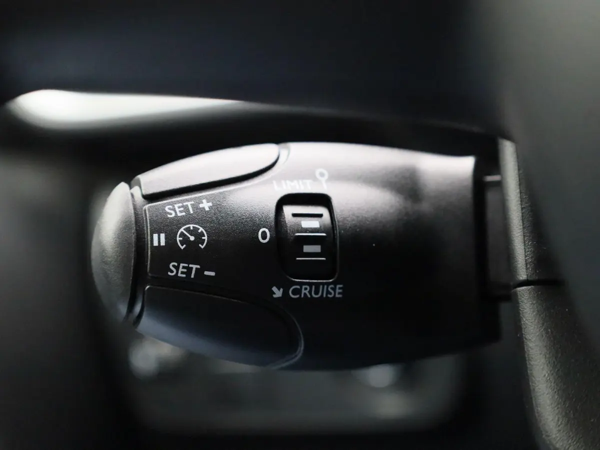 1.2 PureTech Feel | APPLE CARPLAY | ANDROID AUTO | DAB RADIO | BLUETOOTH | CLIMATE CONTROL | CRUISE CONTROL | NAVIGATIE | LED DAGRIJVERLICHTING | GETINTE RUITEN | AIRCO