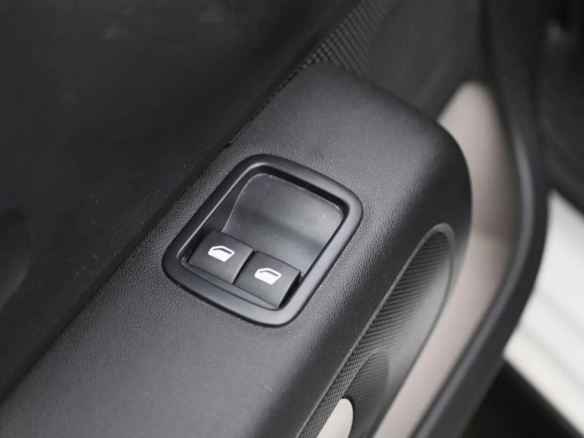 1.2 PureTech Feel | APPLE CARPLAY | ANDROID AUTO | DAB RADIO | BLUETOOTH | CLIMATE CONTROL | CRUISE CONTROL | NAVIGATIE | LED DAGRIJVERLICHTING | GETINTE RUITEN | AIRCO