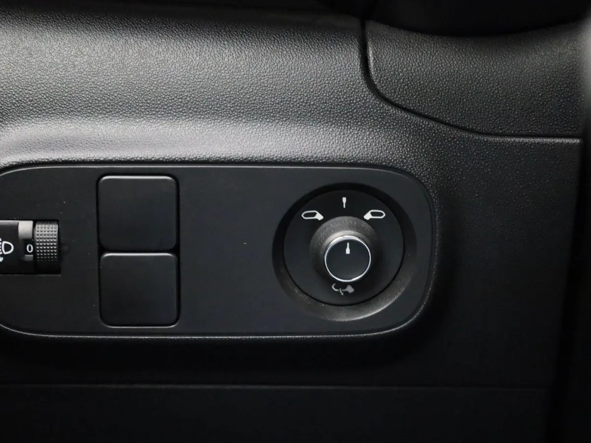 1.2 PureTech Feel | APPLE CARPLAY | ANDROID AUTO | DAB RADIO | BLUETOOTH | CLIMATE CONTROL | CRUISE CONTROL | NAVIGATIE | LED DAGRIJVERLICHTING | GETINTE RUITEN | AIRCO