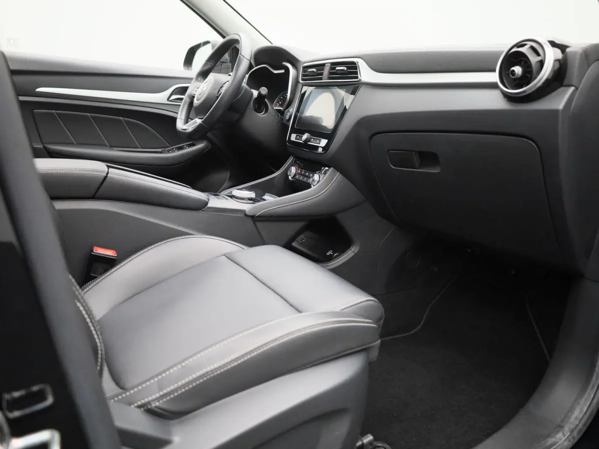 MG Luxury 45 kWh | Automaat | Panoramadak | Leder | Navigatie | Airco | Achteruitrijcamera | Apple Carplay / Android Auto | Stoelverwarming | Lichtmetalen Velgen | Trekhaak