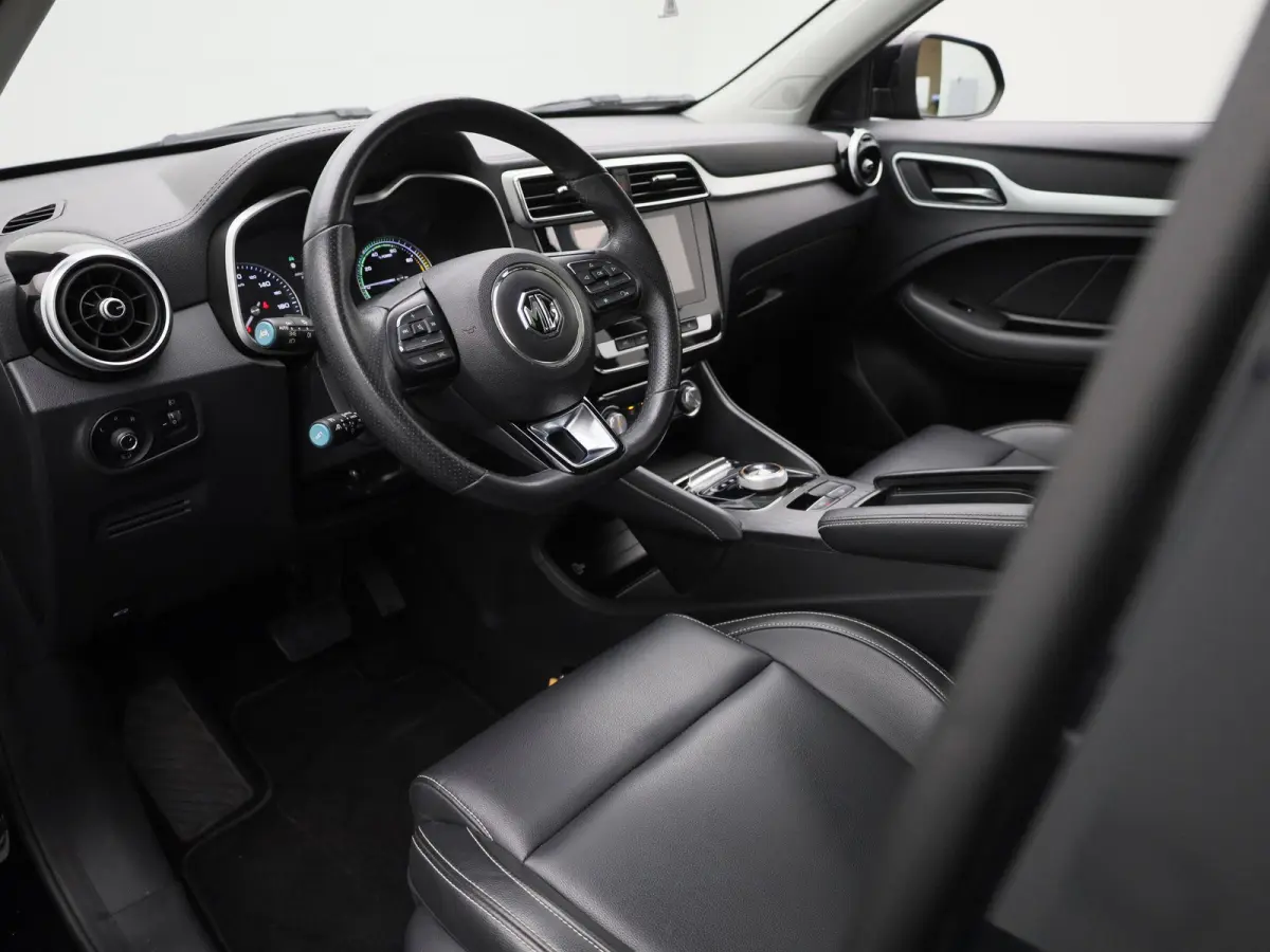 MG Luxury 45 kWh | Automaat | Panoramadak | Leder | Navigatie | Airco | Achteruitrijcamera | Apple Carplay / Android Auto | Stoelverwarming | Lichtmetalen Velgen | Trekhaak