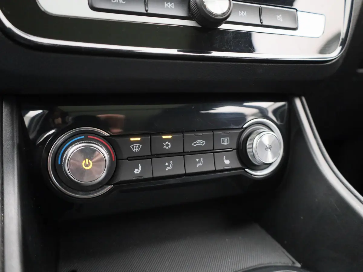 MG Luxury 45 kWh | Automaat | Panoramadak | Leder | Navigatie | Airco | Achteruitrijcamera | Apple Carplay / Android Auto | Stoelverwarming | Lichtmetalen Velgen | Trekhaak
