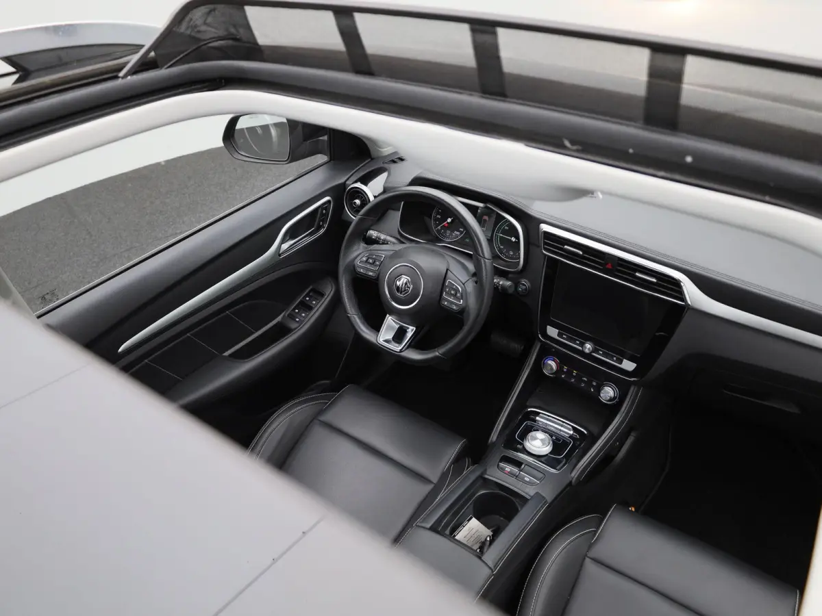 MG Luxury 45 kWh | Automaat | Panoramadak | Leder | Navigatie | Airco | Achteruitrijcamera | Apple Carplay / Android Auto | Stoelverwarming | Lichtmetalen Velgen | Trekhaak