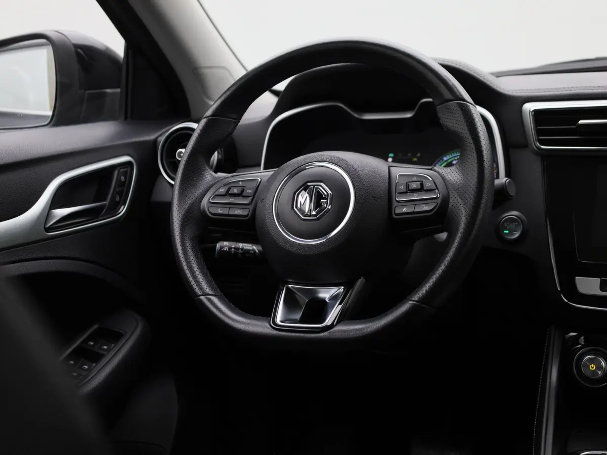 MG Luxury 45 kWh | Automaat | Panoramadak | Leder | Navigatie | Airco | Achteruitrijcamera | Apple Carplay / Android Auto | Stoelverwarming | Lichtmetalen Velgen | Trekhaak