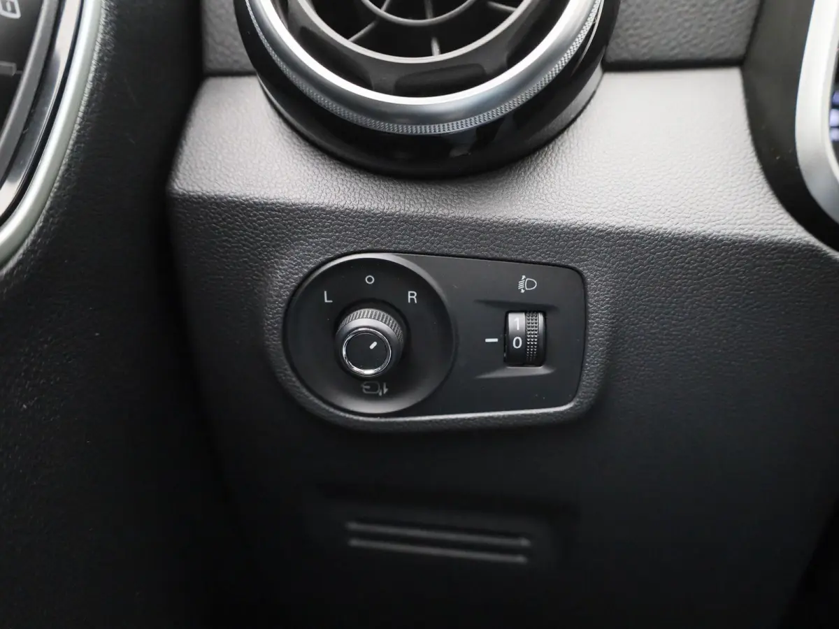 MG Luxury 45 kWh | Automaat | Panoramadak | Leder | Navigatie | Airco | Achteruitrijcamera | Apple Carplay / Android Auto | Stoelverwarming | Lichtmetalen Velgen | Trekhaak