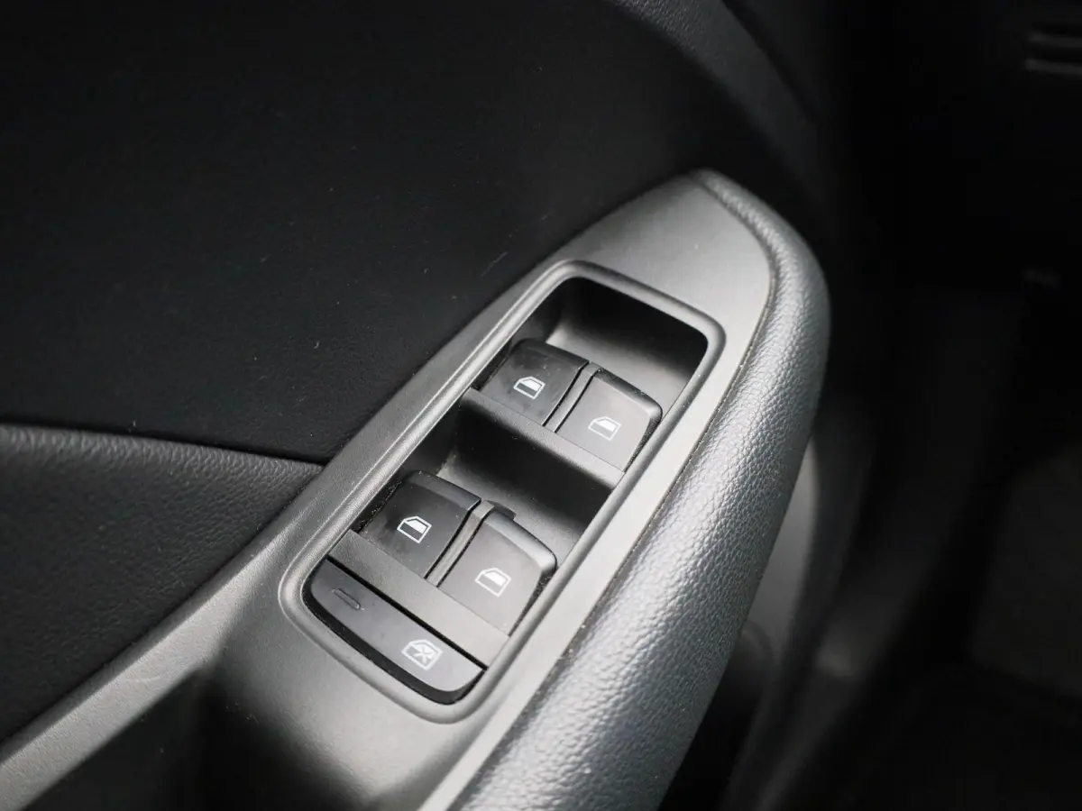 MG Luxury 45 kWh | Automaat | Panoramadak | Leder | Navigatie | Airco | Achteruitrijcamera | Apple Carplay / Android Auto | Stoelverwarming | Lichtmetalen Velgen | Trekhaak