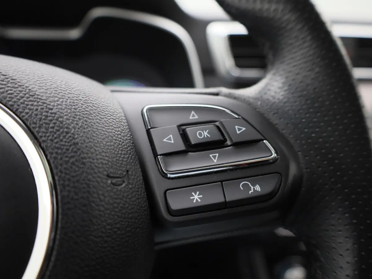 MG Luxury 45 kWh | Automaat | Panoramadak | Leder | Navigatie | Airco | Achteruitrijcamera | Apple Carplay / Android Auto | Stoelverwarming | Lichtmetalen Velgen | Trekhaak