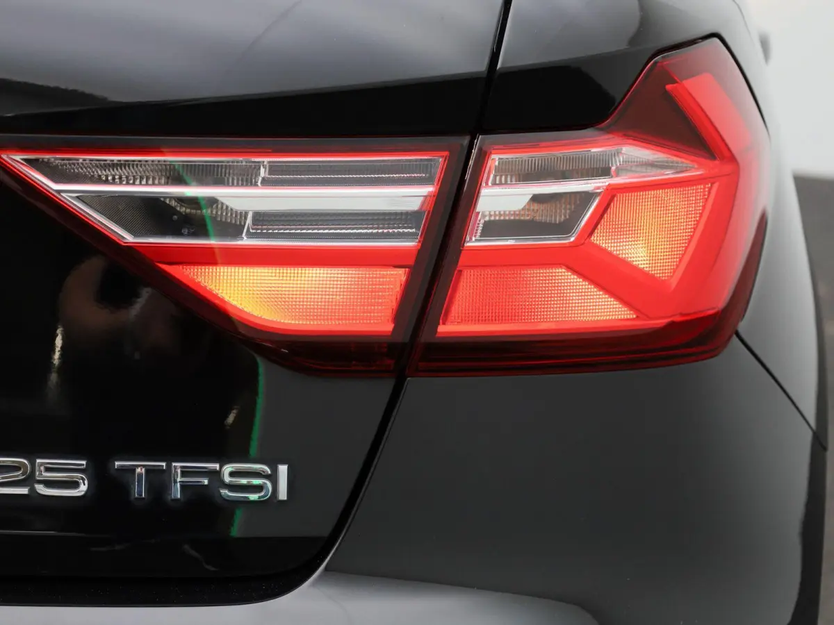 25 TFSI Pro Line | Apple Carplay / Android Auto | Cruise Control | Virtual Cockpit | Bluetooth | DAB | Parkeersensoren | Lichtmetalen Velgen |
