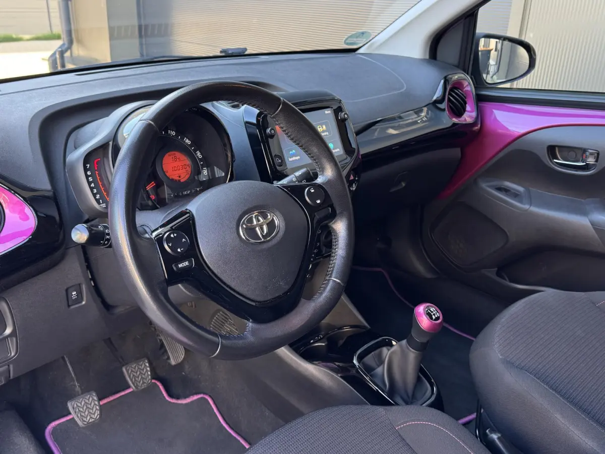 1.0 VVT-i x-cite | Apple Carplay/Android | Onderhoud+ | Achteruitrijcamera