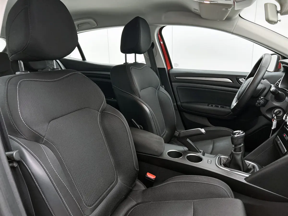 1.3 TCe 141PK 5Drs. Business Zen / Airco-ecc./ Navigatie / Radio multimedia / Cruisecontrol / Apk 07-2027