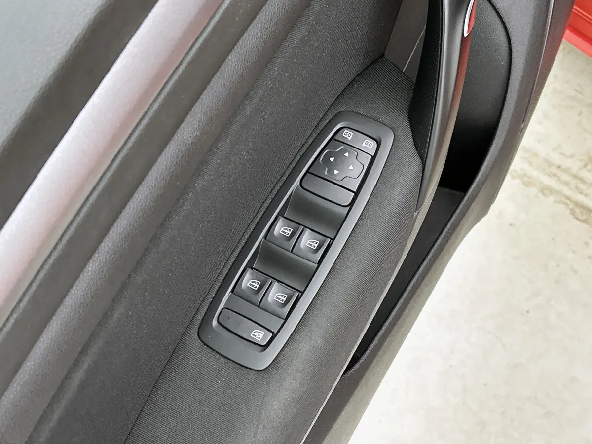 1.3 TCe 141PK 5Drs. Business Zen / Airco-ecc./ Navigatie / Radio multimedia / Cruisecontrol / Apk 07-2027