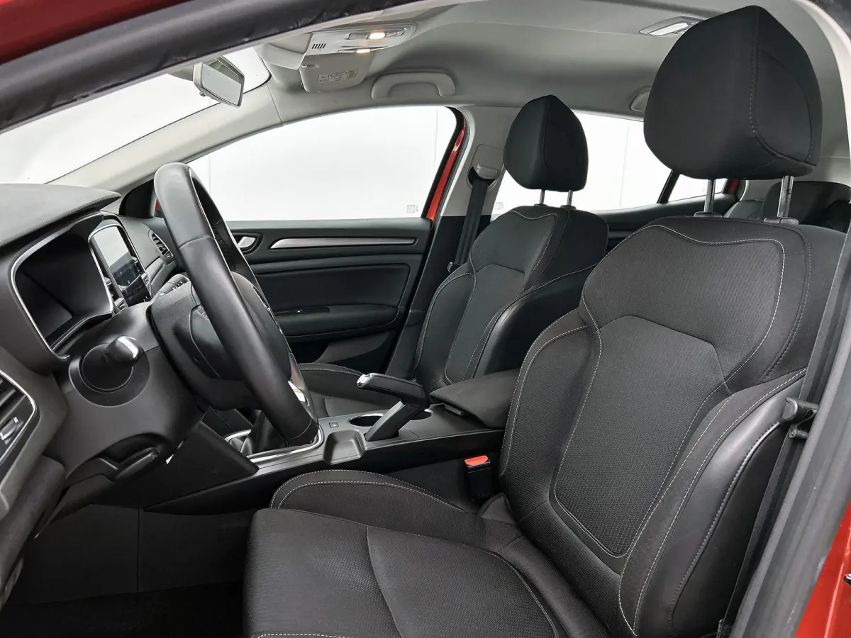 1.3 TCe 141PK 5Drs. Business Zen / Airco-ecc./ Navigatie / Radio multimedia / Cruisecontrol / Apk 07-2027