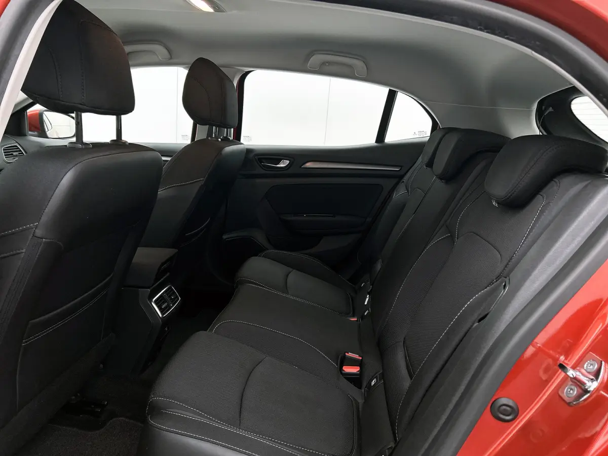 1.3 TCe 141PK 5Drs. Business Zen / Airco-ecc./ Navigatie / Radio multimedia / Cruisecontrol / Apk 07-2027