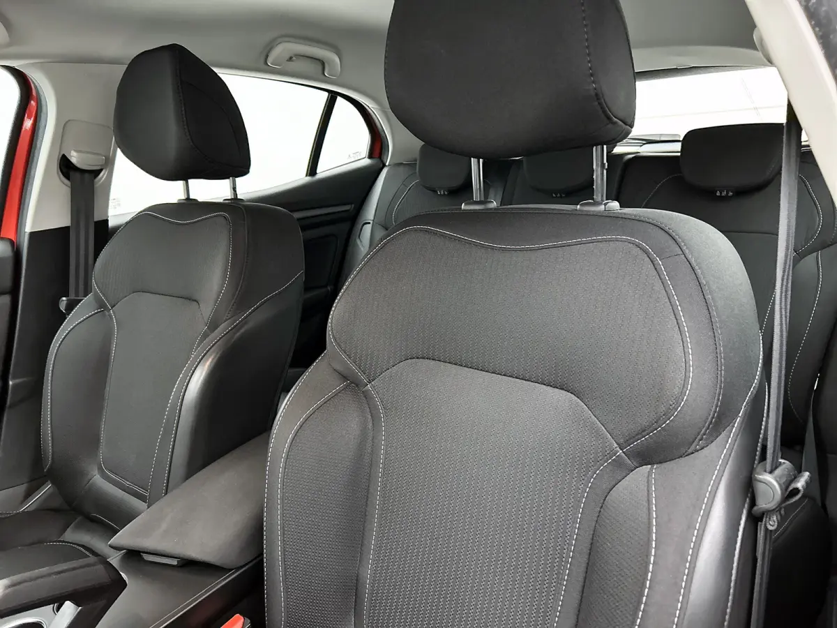 1.3 TCe 141PK 5Drs. Business Zen / Airco-ecc./ Navigatie / Radio multimedia / Cruisecontrol / Apk 07-2027