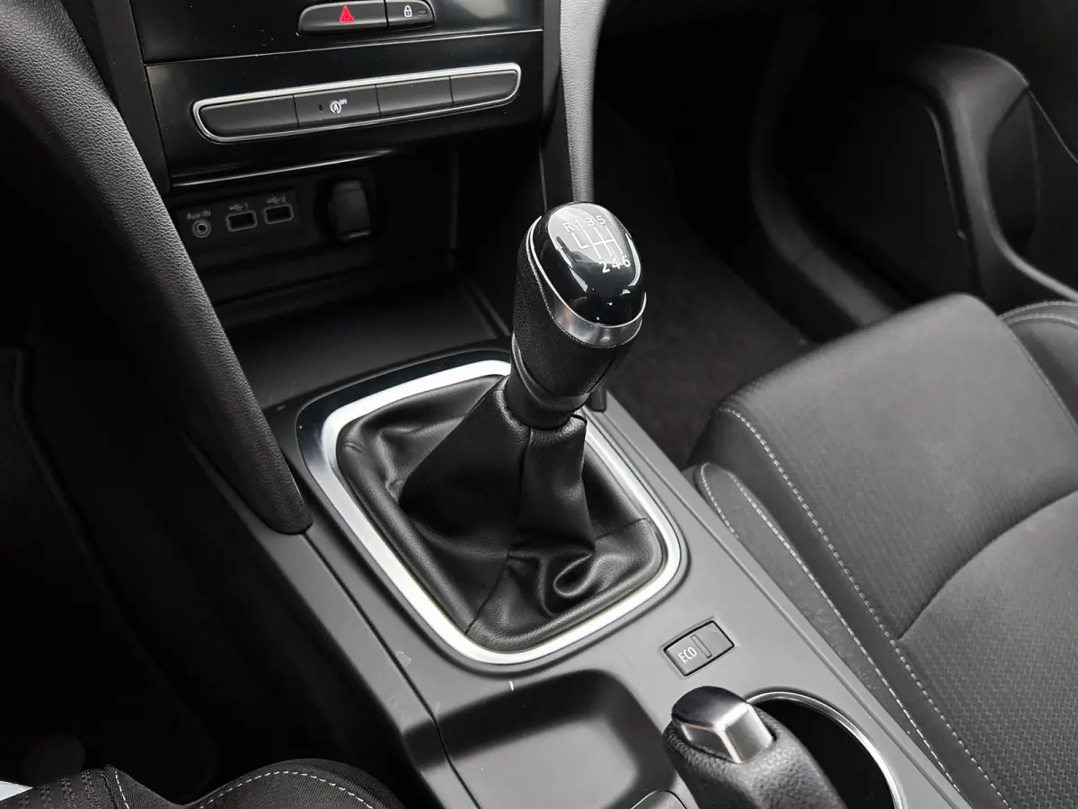 1.3 TCe 141PK 5Drs. Business Zen / Airco-ecc./ Navigatie / Radio multimedia / Cruisecontrol / Apk 07-2027