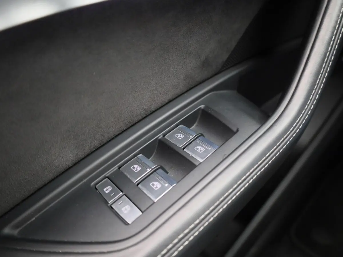 55 quattro S edition 95 kWh | 360 Camera | Parkeersensoren | Luchtvering | Stoelverwarming |
