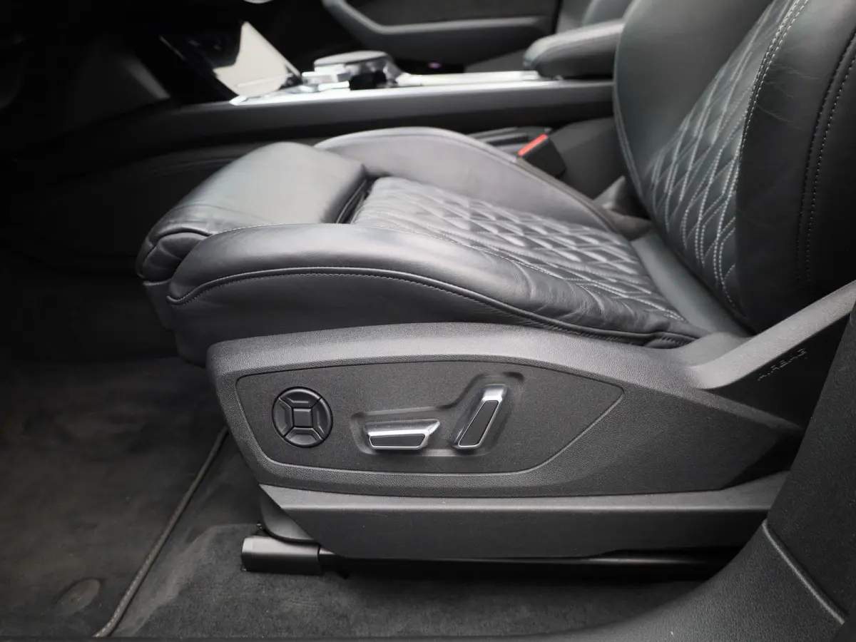 55 quattro S edition 95 kWh | 360 Camera | Parkeersensoren | Luchtvering | Stoelverwarming |