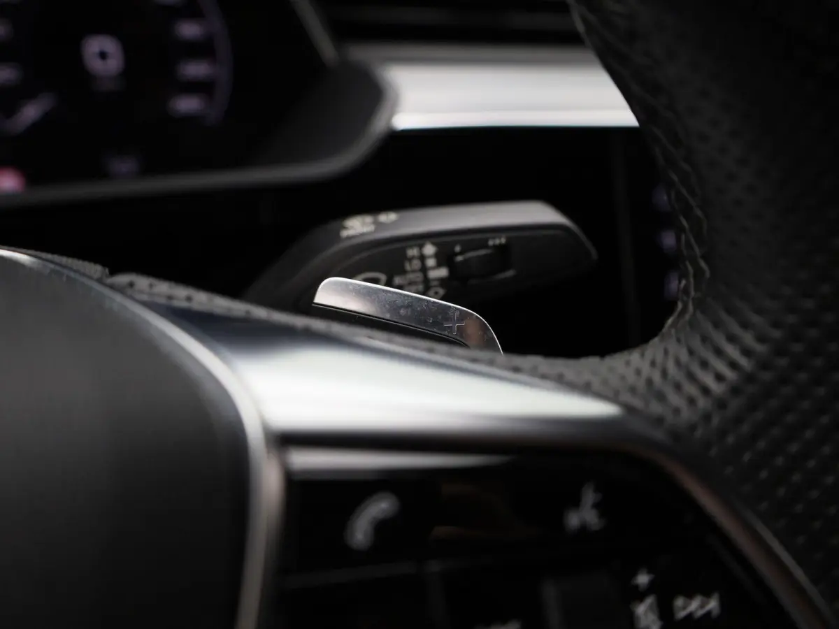 55 quattro S edition 95 kWh | 360 Camera | Parkeersensoren | Luchtvering | Stoelverwarming |