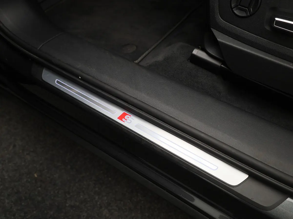 55 quattro S edition 95 kWh | 360 Camera | Parkeersensoren | Luchtvering | Stoelverwarming |