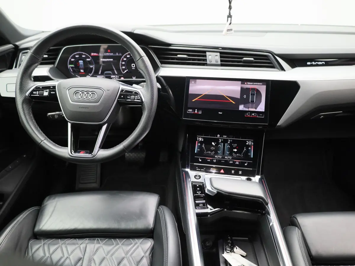 55 quattro S edition 95 kWh | 360 Camera | Parkeersensoren | Luchtvering | Stoelverwarming |