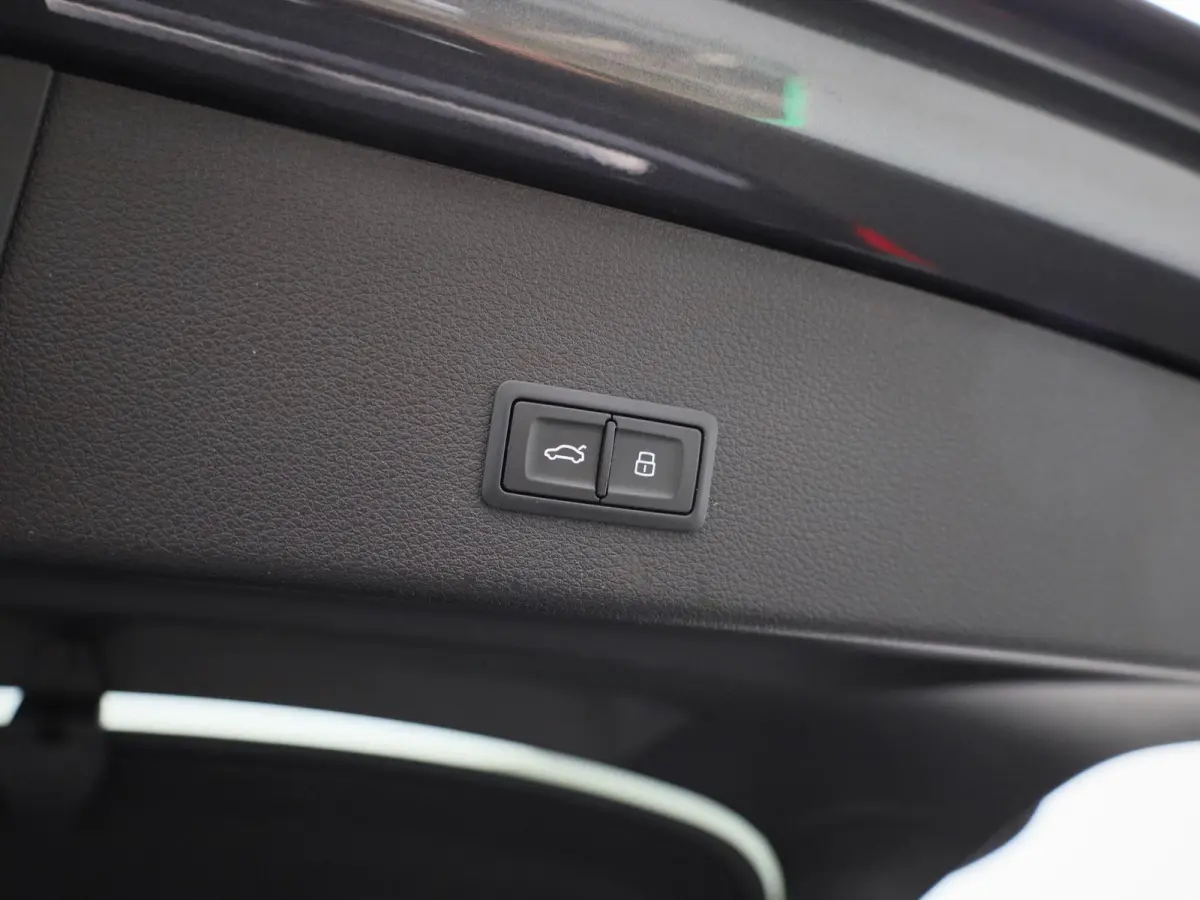 55 quattro S edition 95 kWh | 360 Camera | Parkeersensoren | Luchtvering | Stoelverwarming |