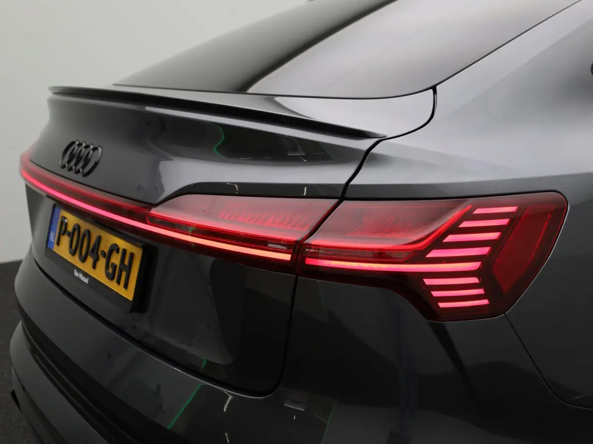 55 quattro S edition 95 kWh | 360 Camera | Parkeersensoren | Luchtvering | Stoelverwarming |