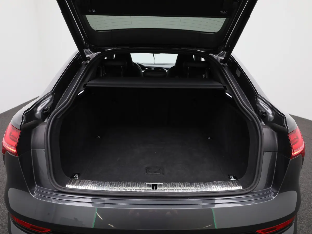 55 quattro S edition 95 kWh | 360 Camera | Parkeersensoren | Luchtvering | Stoelverwarming |