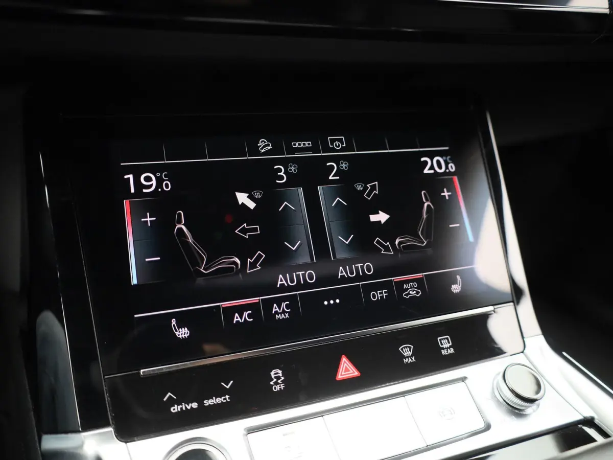 55 quattro S edition 95 kWh | 360 Camera | Parkeersensoren | Luchtvering | Stoelverwarming |