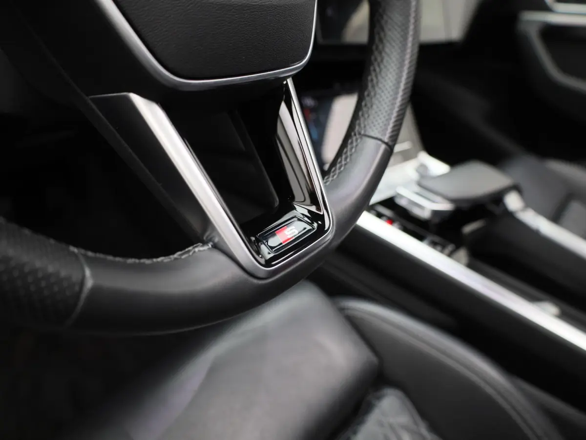 55 quattro S edition 95 kWh | 360 Camera | Parkeersensoren | Luchtvering | Stoelverwarming |