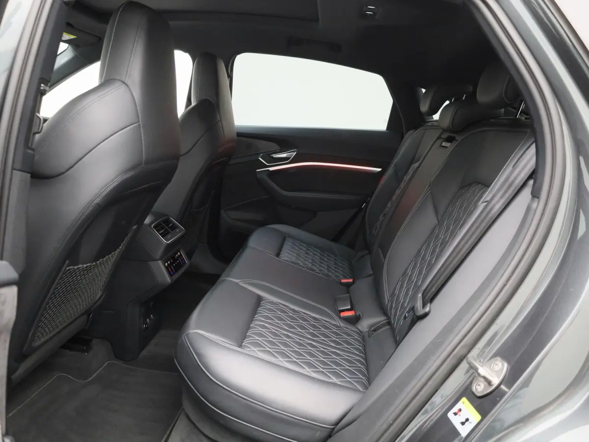 55 quattro S edition 95 kWh | 360 Camera | Parkeersensoren | Luchtvering | Stoelverwarming |