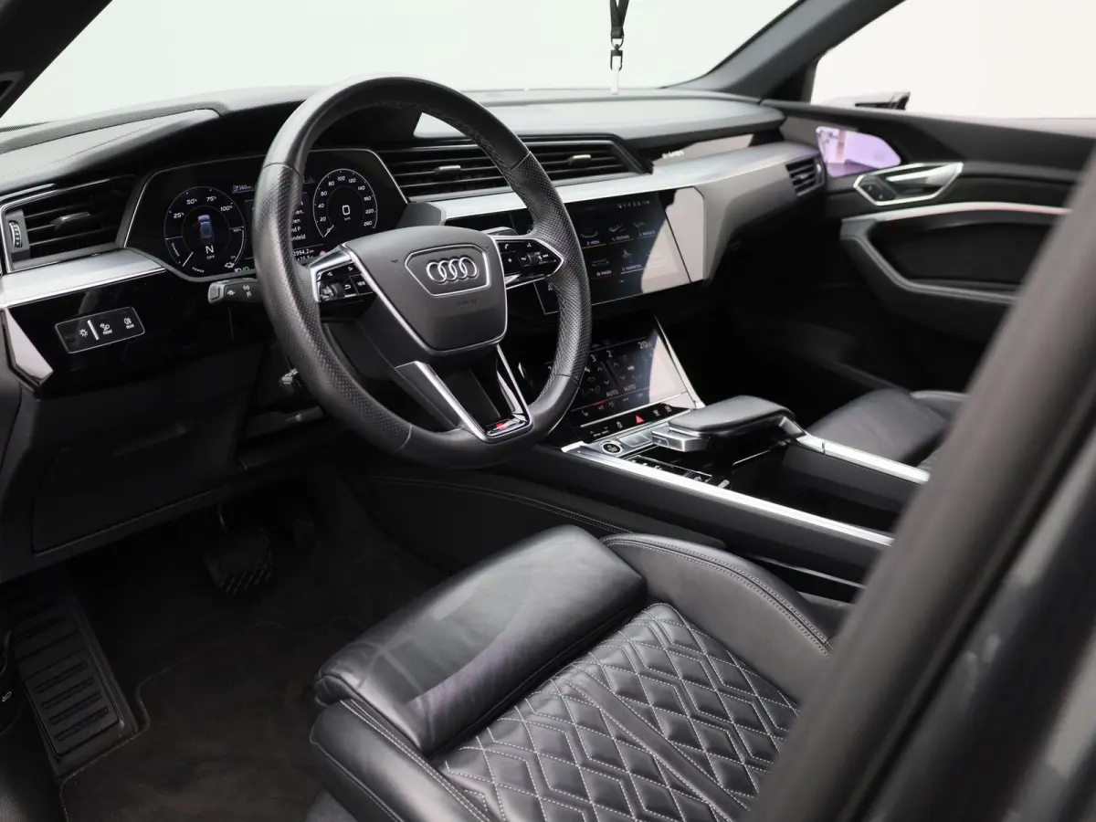 55 quattro S edition 95 kWh | 360 Camera | Parkeersensoren | Luchtvering | Stoelverwarming |