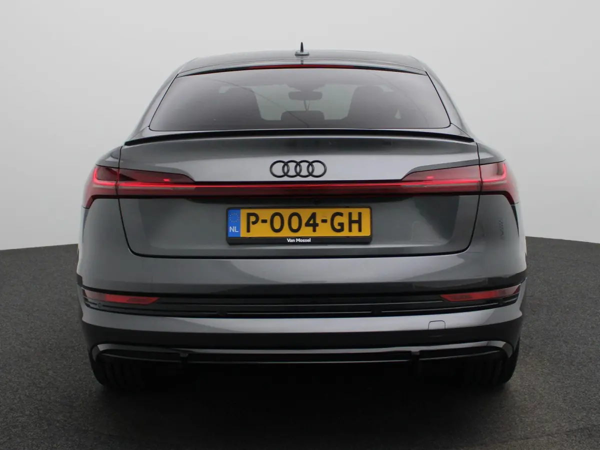 55 quattro S edition 95 kWh | 360 Camera | Parkeersensoren | Luchtvering | Stoelverwarming |