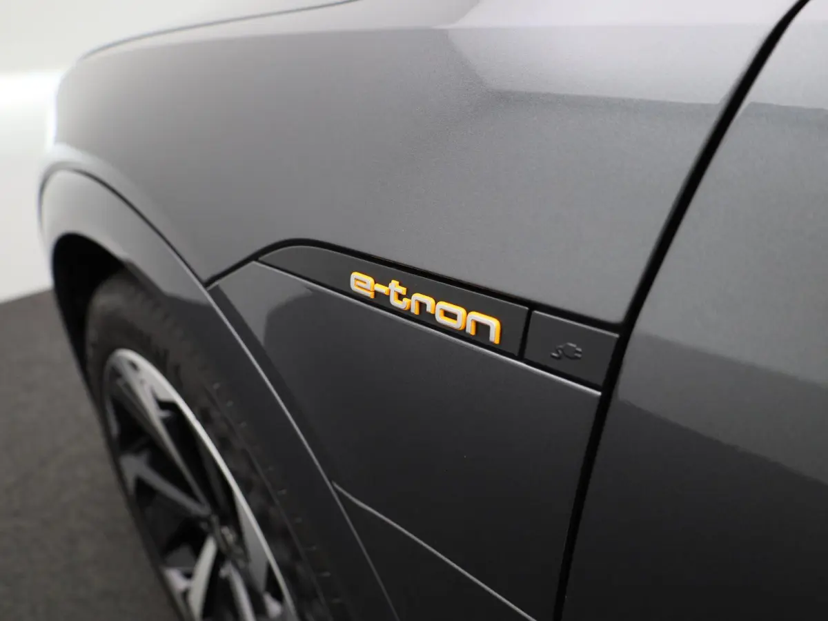 55 quattro S edition 95 kWh | 360 Camera | Parkeersensoren | Luchtvering | Stoelverwarming |