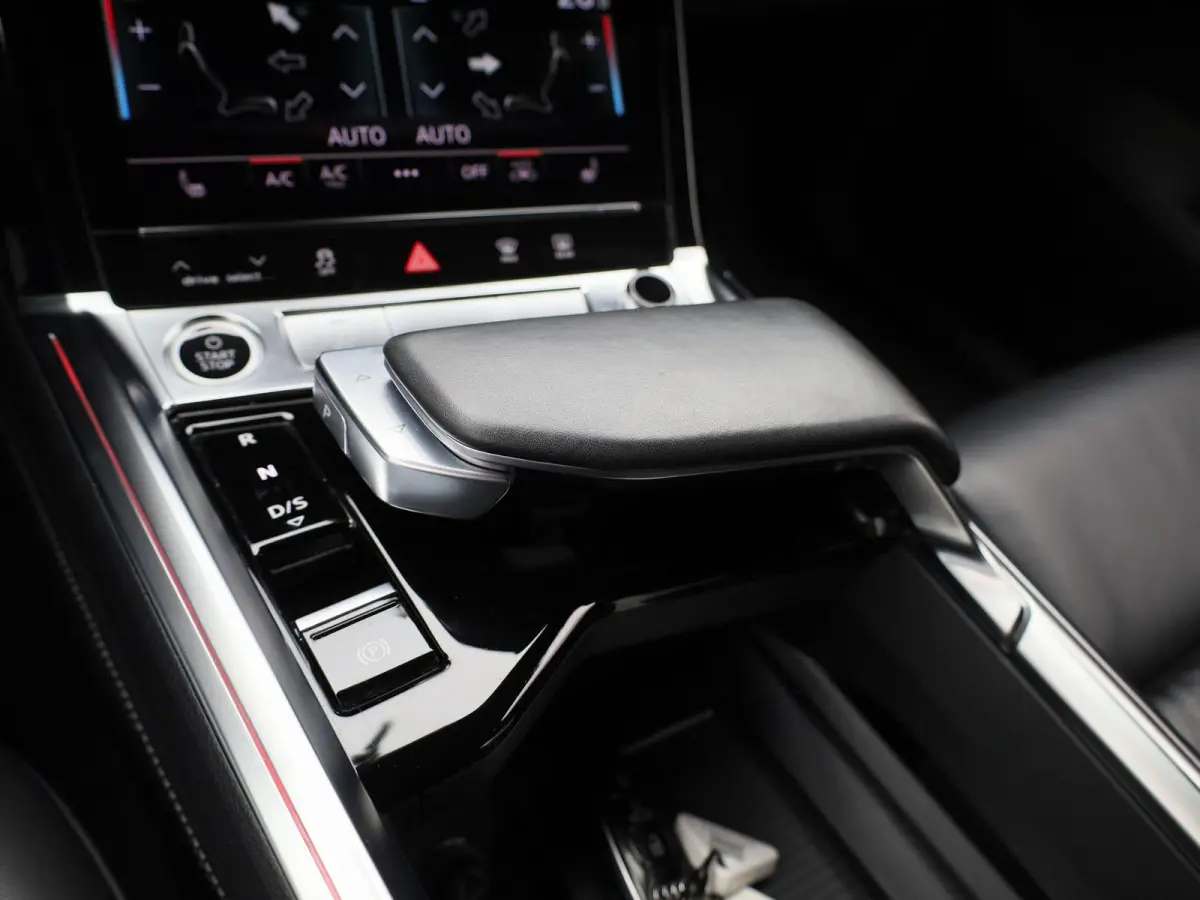 55 quattro S edition 95 kWh | 360 Camera | Parkeersensoren | Luchtvering | Stoelverwarming |