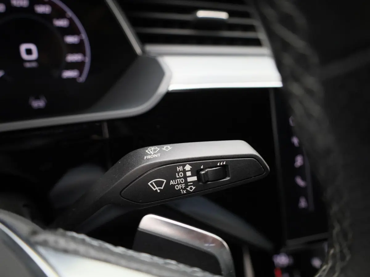 55 quattro S edition 95 kWh | 360 Camera | Parkeersensoren | Luchtvering | Stoelverwarming |