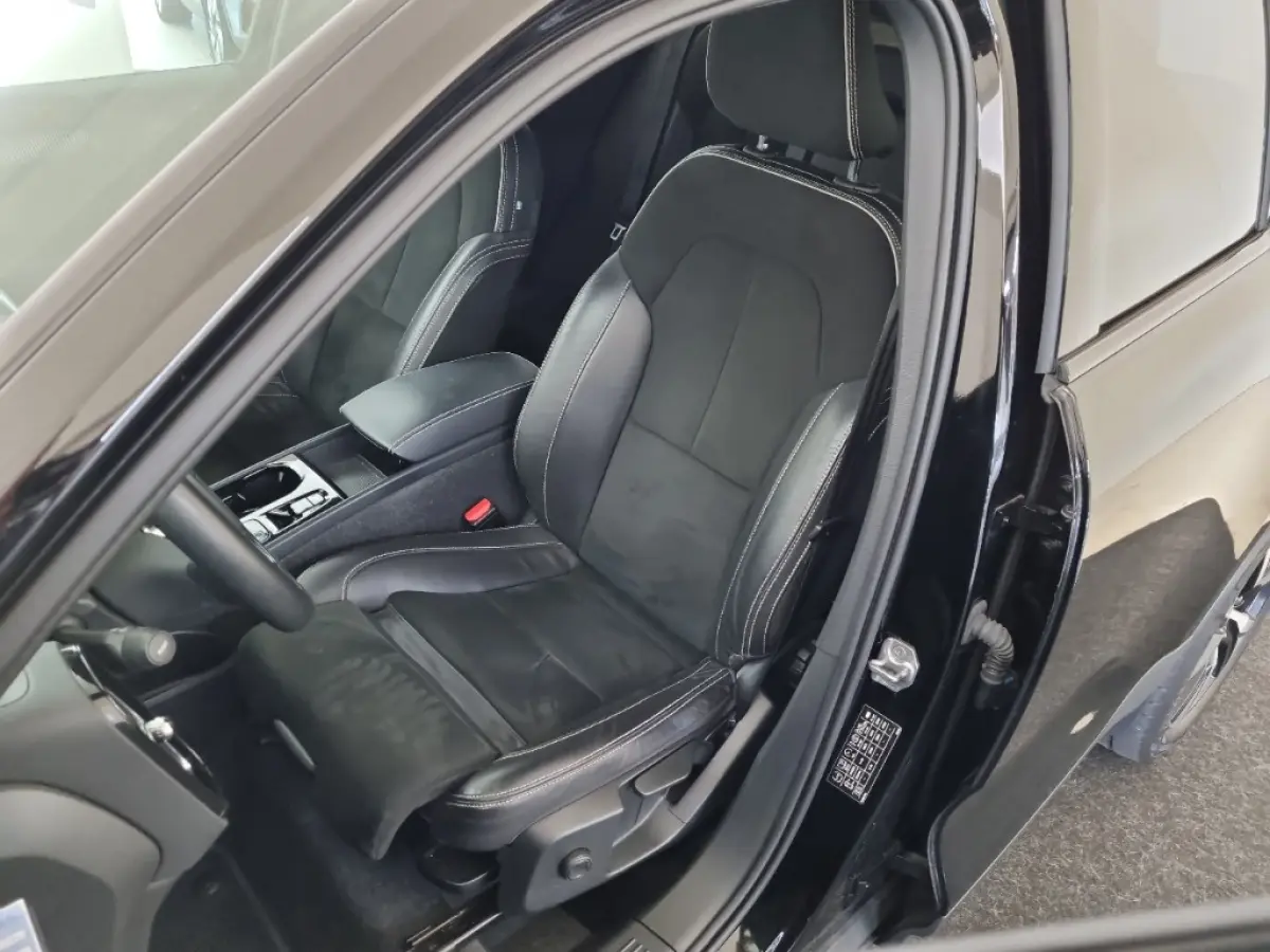 1.5 T4 R-Design | 1e Eigenaar - NL Auto | Apple Carplay - Android Auto | Stoel + Stuurverwarming | Adaptive Cruis Control | BLIS | PDC |