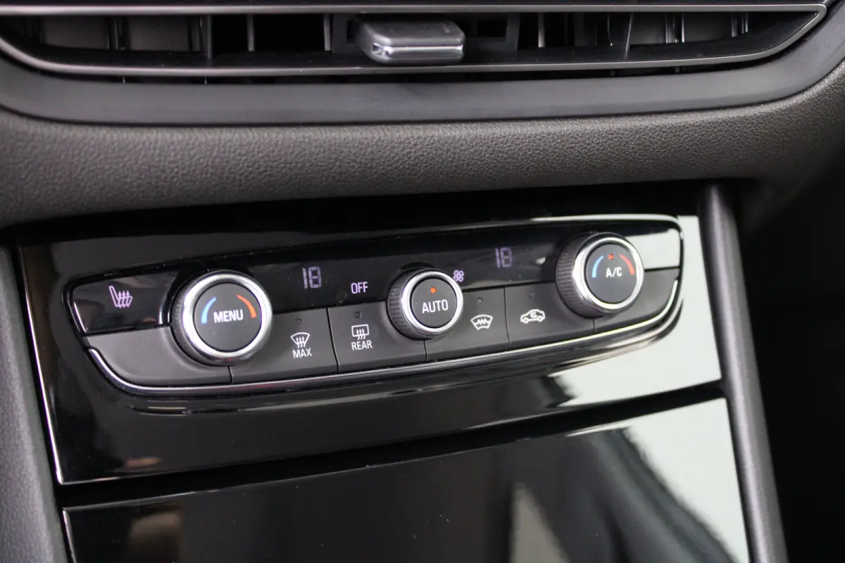 1.6 Turbo Plug-In Hybrid GS Line | Stoel- stuurwielverwarming | Adapt. Cruise control | Dode hoek sensoren | AFL led matrix koplampen |