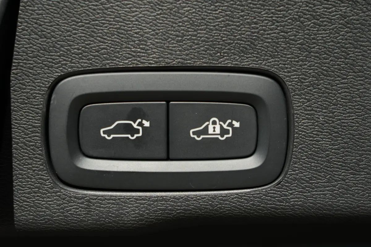 2.0 T6 Plug-in hybrid AWD Plus Dark | 350 PK | Pano | 360° camera | Navigatie | Stoelverwarming | HarmanKardon | Volvo XC60 2.0 T6 Plug-in hybrid AWD Plus Dark met 350 PK, 2.0-liter 4-cilin