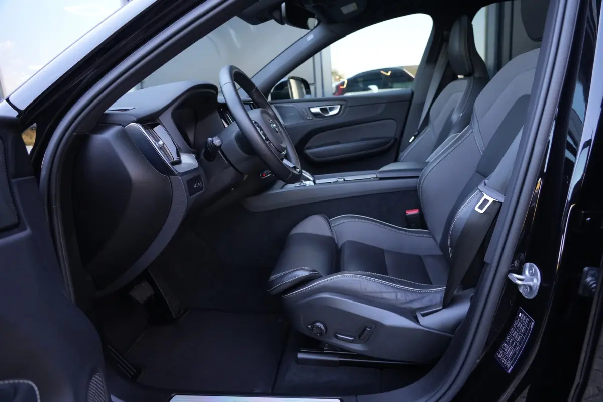 2.0 T6 Plug-in hybrid AWD Plus Dark | 350 PK | Pano | 360° camera | Navigatie | Stoelverwarming | HarmanKardon | Volvo XC60 2.0 T6 Plug-in hybrid AWD Plus Dark met 350 PK, 2.0-liter 4-cilin