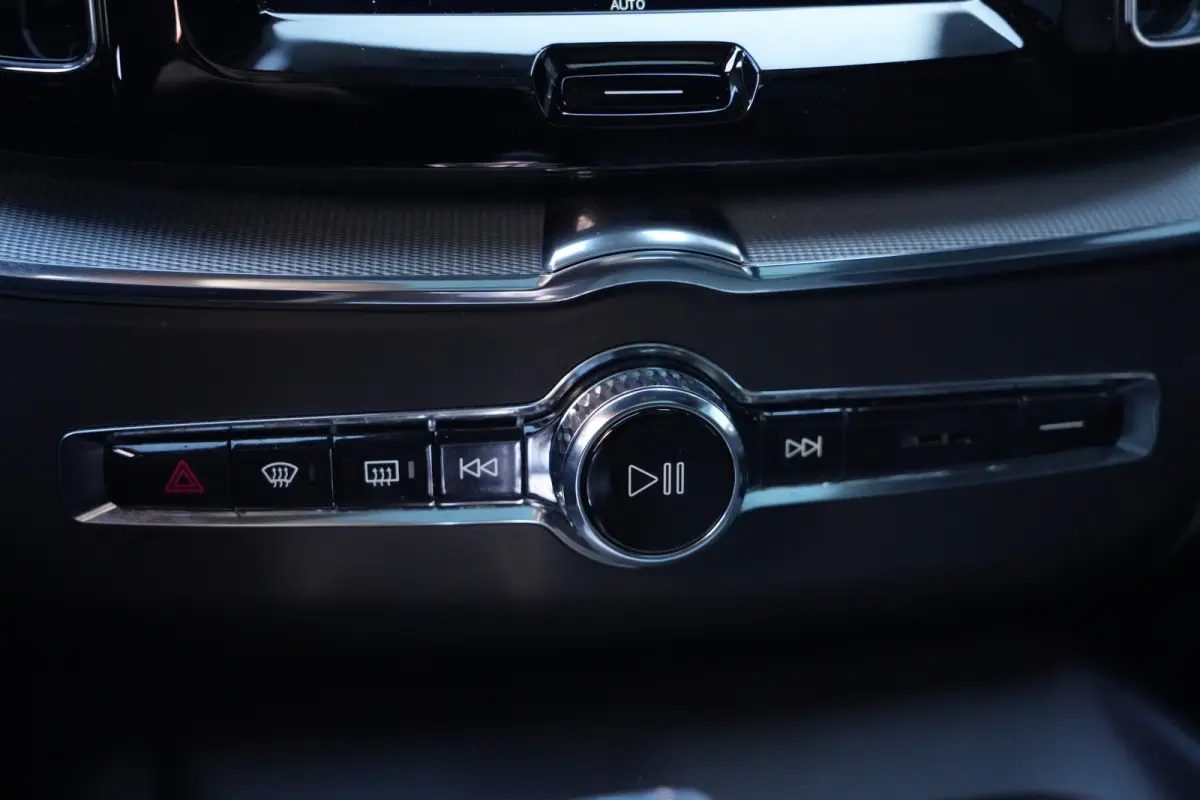 2.0 T6 Plug-in hybrid AWD Plus Dark | 350 PK | Pano | 360° camera | Navigatie | Stoelverwarming | HarmanKardon | Volvo XC60 2.0 T6 Plug-in hybrid AWD Plus Dark met 350 PK, 2.0-liter 4-cilin