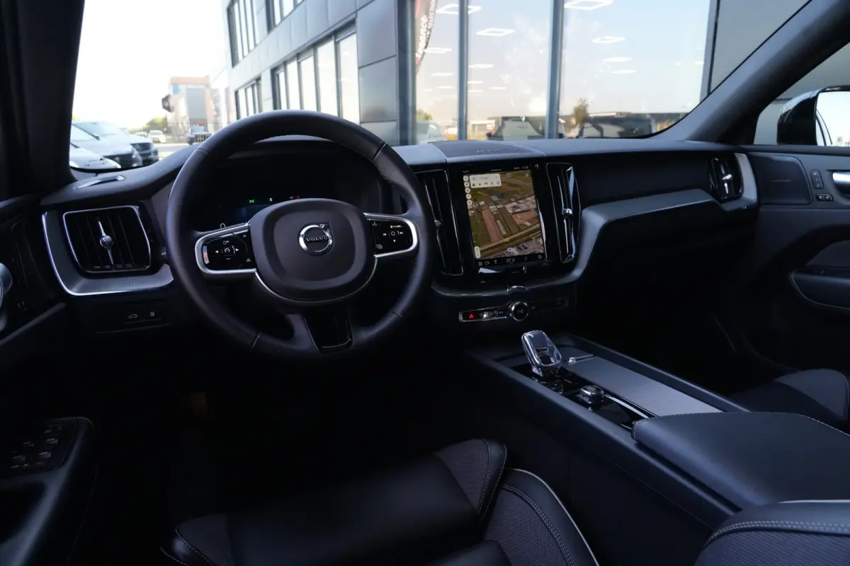 2.0 T6 Plug-in hybrid AWD Plus Dark | 350 PK | Pano | 360° camera | Navigatie | Stoelverwarming | HarmanKardon | Volvo XC60 2.0 T6 Plug-in hybrid AWD Plus Dark met 350 PK, 2.0-liter 4-cilin
