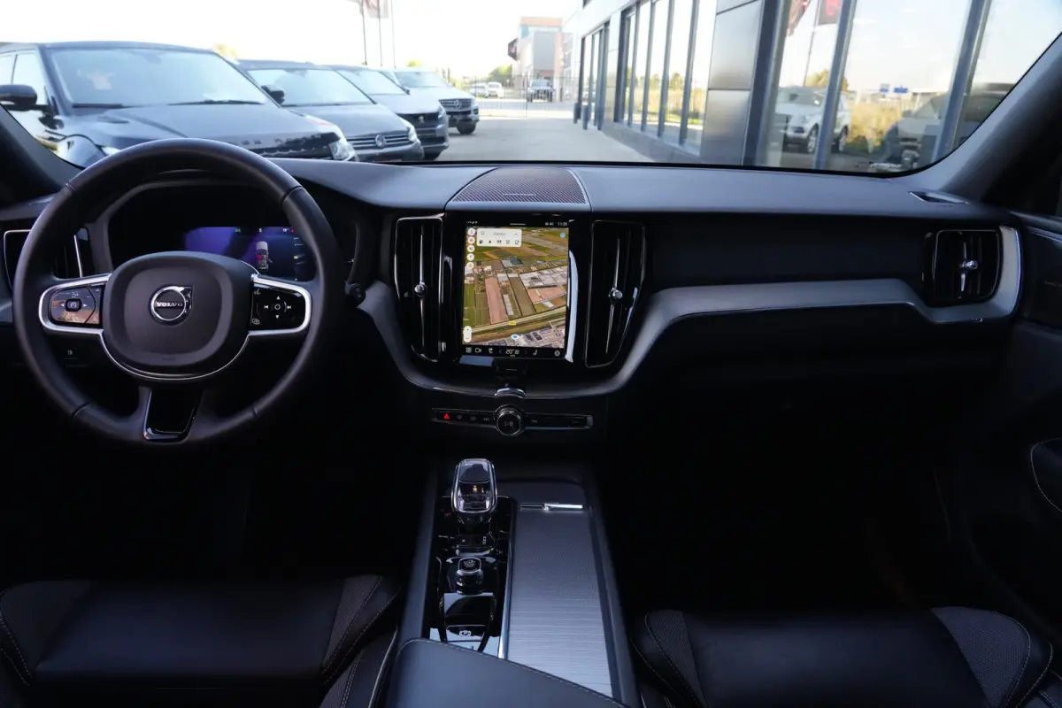 2.0 T6 Plug-in hybrid AWD Plus Dark | 350 PK | Pano | 360° camera | Navigatie | Stoelverwarming | HarmanKardon | Volvo XC60 2.0 T6 Plug-in hybrid AWD Plus Dark met 350 PK, 2.0-liter 4-cilin