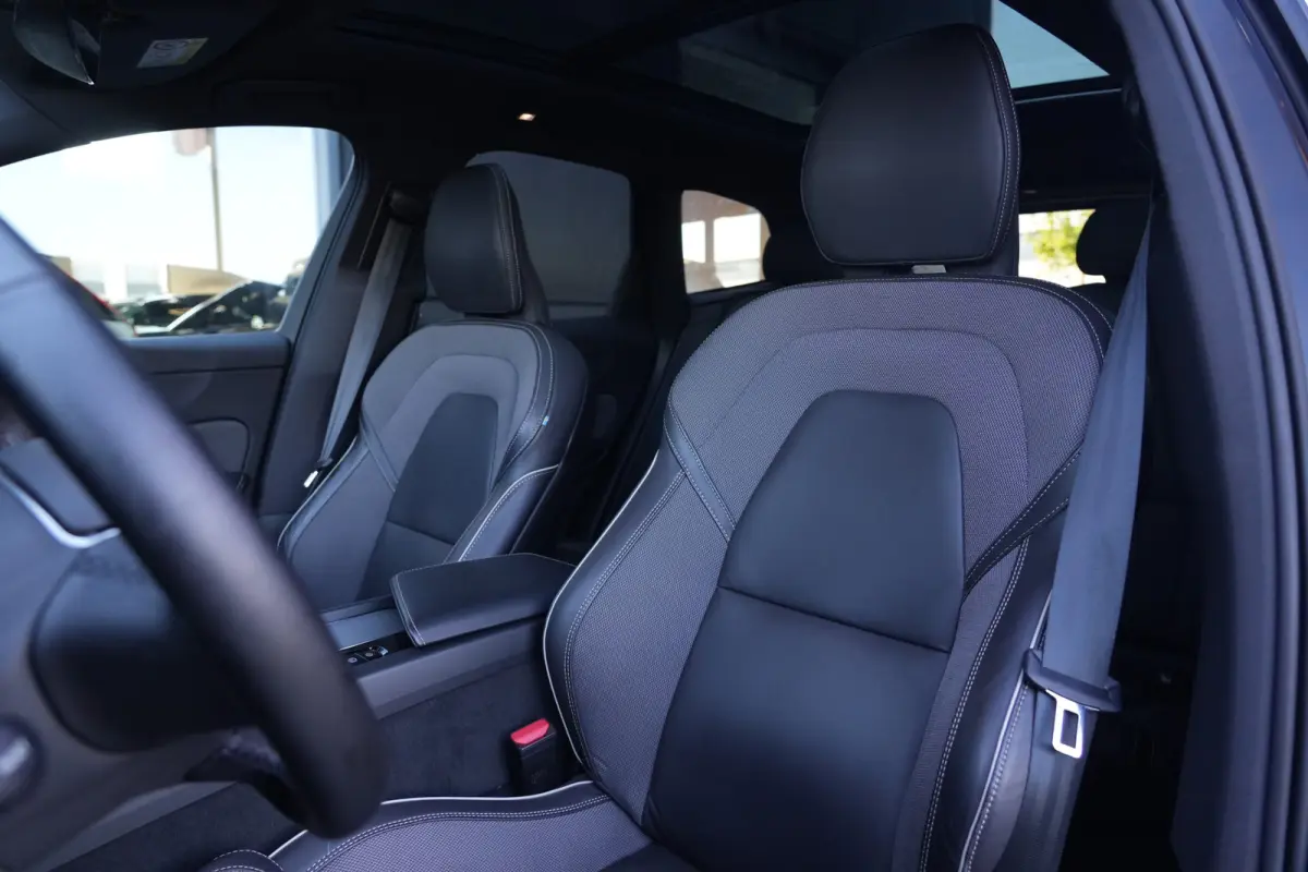 2.0 T6 Plug-in hybrid AWD Plus Dark | 350 PK | Pano | 360° camera | Navigatie | Stoelverwarming | HarmanKardon | Volvo XC60 2.0 T6 Plug-in hybrid AWD Plus Dark met 350 PK, 2.0-liter 4-cilin
